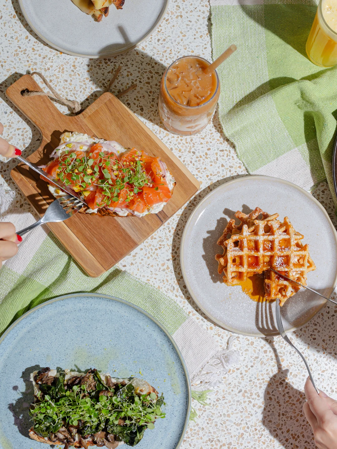 Mesa real com toast de salmão, waffle, cogumelos e bebidas