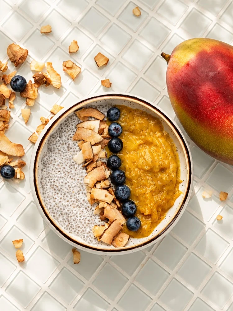 Chia pudding com manga, mirtilo e coco