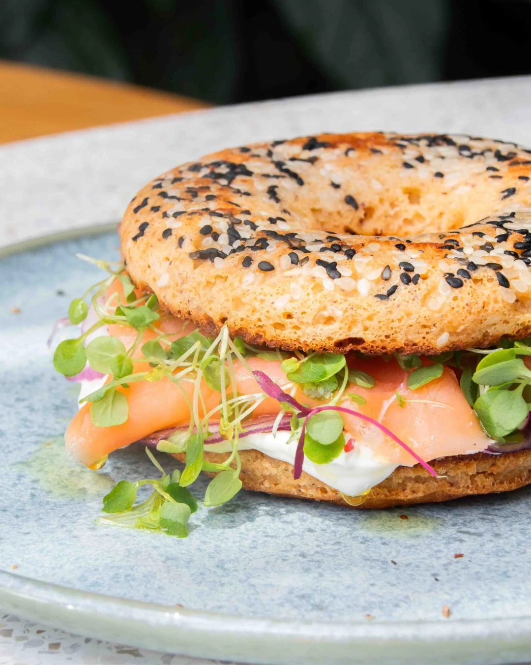 Bagel Fresh Salmon com folhas, cebola roxa e pistache