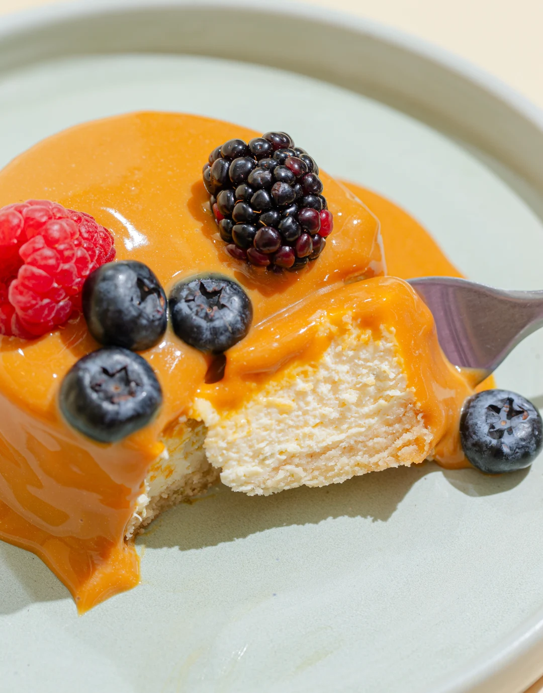 American Cheesecake com calda e frutas vermelhas